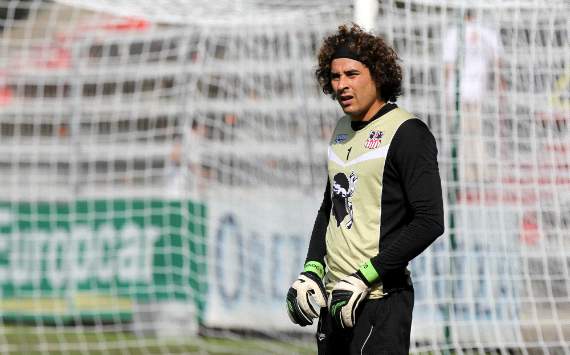 Por tercera vez, Guillermo Ochoa en el '11' de L'Equipe