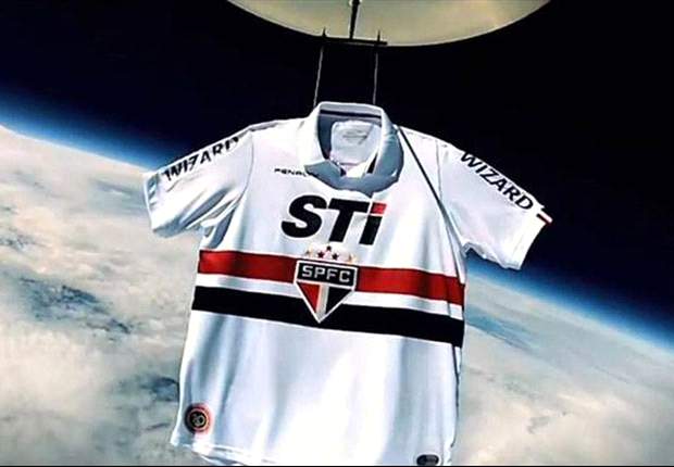 ¡Insólito! La camiseta del Sao Paulo llega al espacio