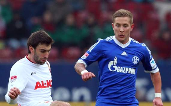 Lewis Holtby against Augsburg