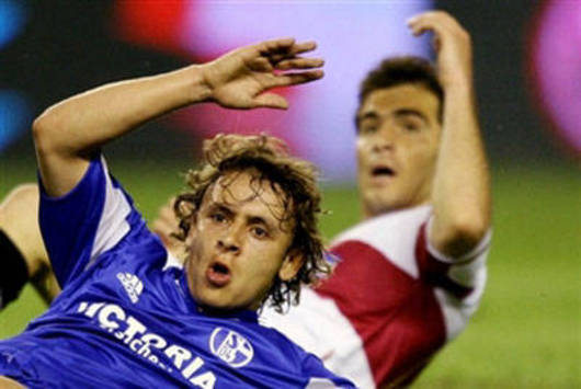 Rafinha vies Pizjuan in Sevilla vs Schalke (AFP)
