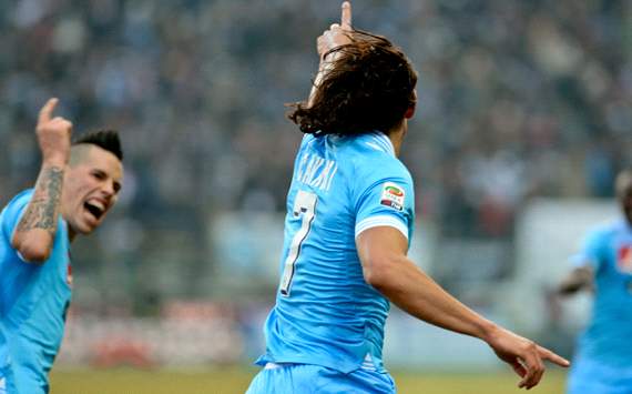 El Nápoles recorta a tres puntos la diferencia con la Juve, que empató ante el Genoa
