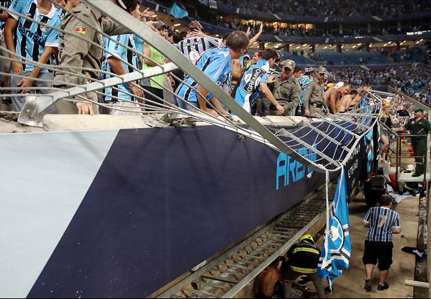 Gremio fans admitted to hospital after fence collapses
