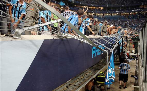 Gremio fans admitted to hospital after fence collapses