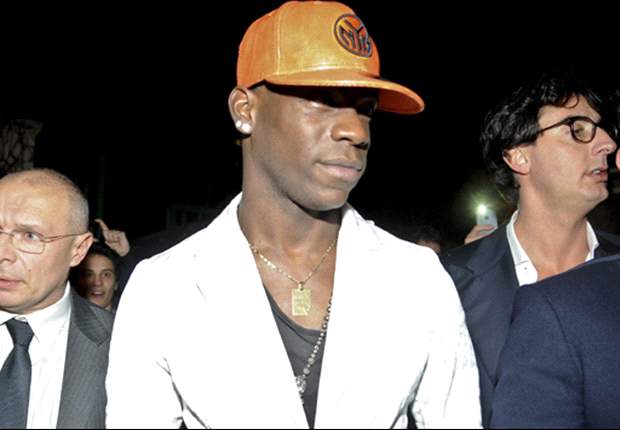 Balotelli superstar al Milan: già 5.000 maglie vendute, video con 'creste promozionali' e quote sui nuovi amori... c'è anche Barbarella!