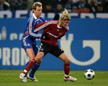 Rakitic im Duell mit Engelhardt (firo)