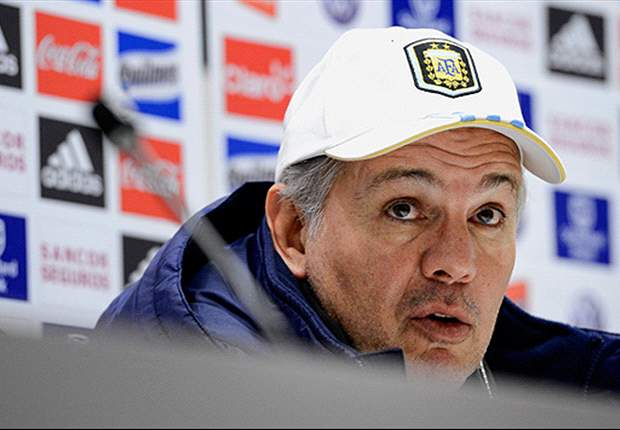 "Campagnaro por derecha y Zabaleta por izquierda o viceversa"