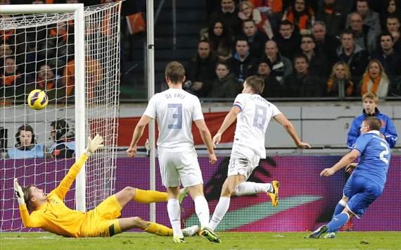Marco Verratti scores for Italy against Netherlands
