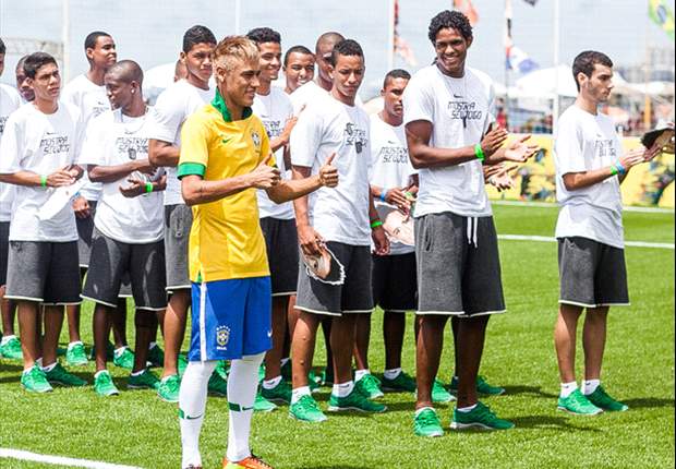 Brasil presenta su nueva camiseta para el 2013