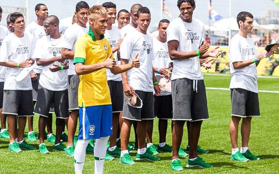 Brasil presenta su nueva camiseta para el 2013