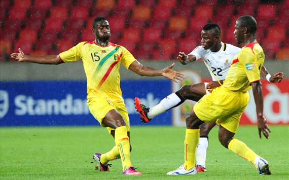 Mubarak Wakaso of Ghana challenged by Mahamadou Samassa and Adama Coulibaly of Mali during the 2013 Orange African Cup of Nations Quarterfinals match between Mali and Ghana