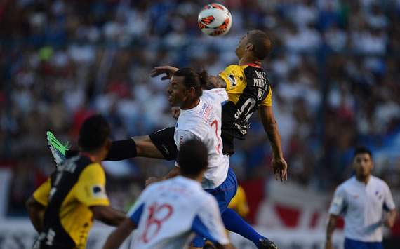 Lembo lucha con Nahuelpan - Nacional vs Barcelona SC