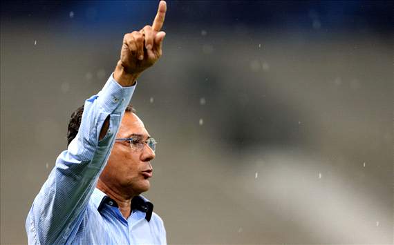Luxemburgo surpreende, e Grêmio vai com 3 zagueiros para o clássico