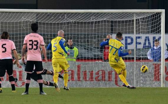 Cyril Thereau (Chievo) scores a goal against Palermo