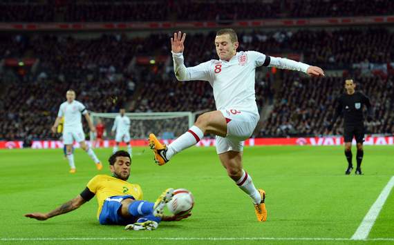 Dani Alves ziet Wilshere graag bij Barça