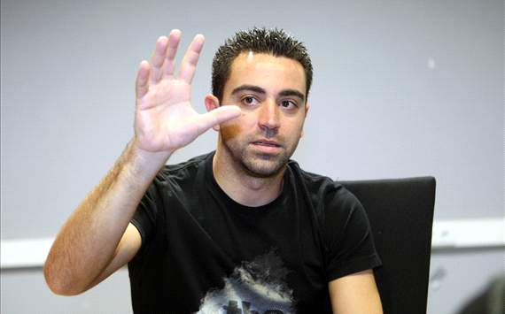 Xavi Hernández saluda a cámara en una entrevista