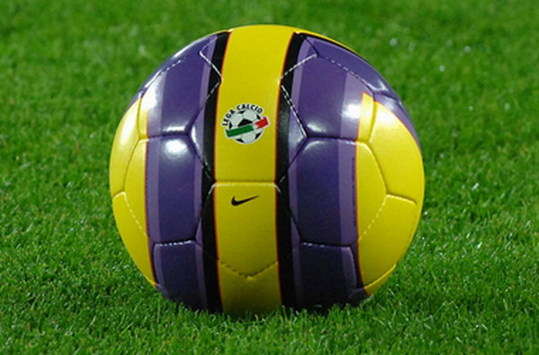 Il pallone ufficiale della Serie A italiana, nella versione utilizzata durante il periodo invernale