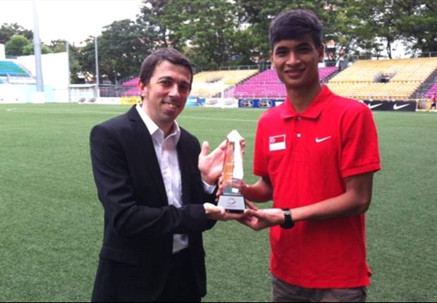 Safuwan Baharudin receives Goal.com's AFF Championship Best Young Player Award presented by Nike