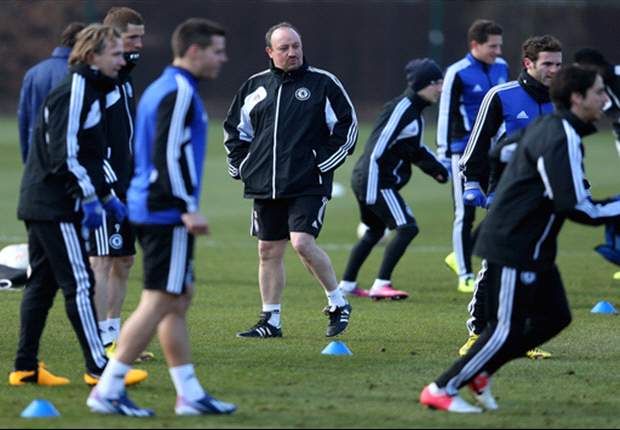 Benitez denies talk of a dressing room rift at Chelsea