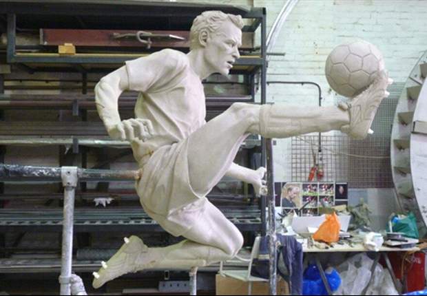 Extra Time: Arsenal statue on the way for Bergkamp?