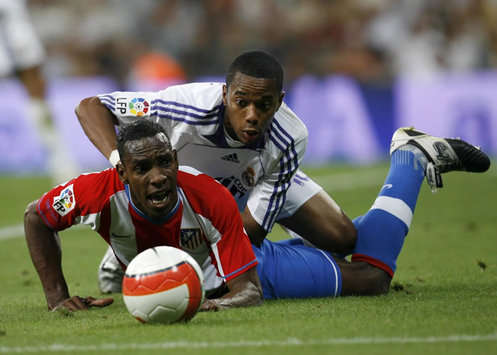 Perea y Robinho, pura lucha en el derbi Atlético-Real Madrid (Marca)