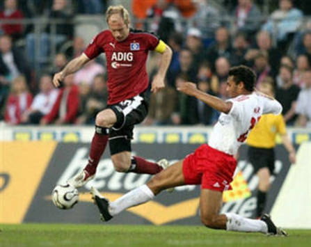 Sergej Barbarez of Hamburg vies Marvin Matip of Cologne (AFP)