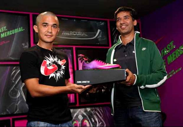 Chhetri collecting his first pair of the Mercurial Veloce from Nike Marketing Director, Avinash Pant