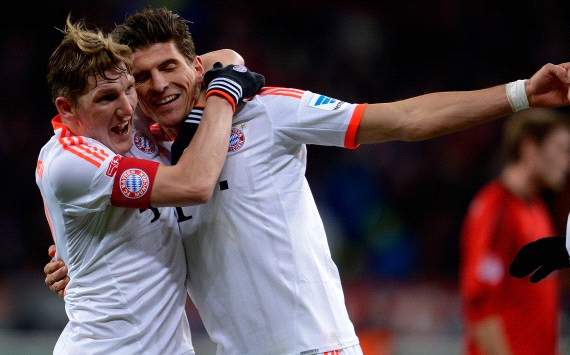 Germany: Bayer Leverkusen - Bayern Munich, Bastian Schweinsteiger, Mario Gomez