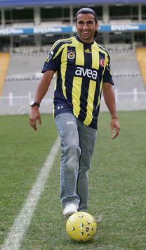 TSL: Claudio Maldonado, Fenerbahçe formasıyla basına poz veriyor (fenerbahce.org)