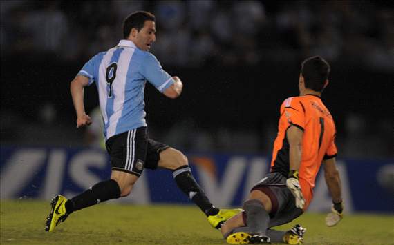 Higuain produces Monumental display