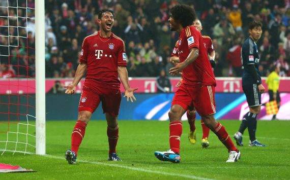 Claudio Pizarro und Dante jubeln beim Bayern-Heimsieg gegen den HSV