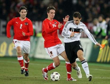 Klose geht an Harnik vorbei (firo)
