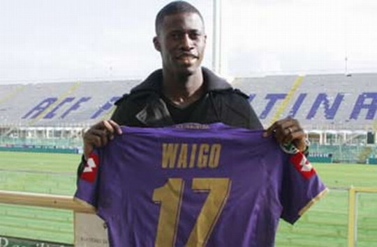 Papa Waigo e la sua nuova maglia (www.acffiorentina.com)