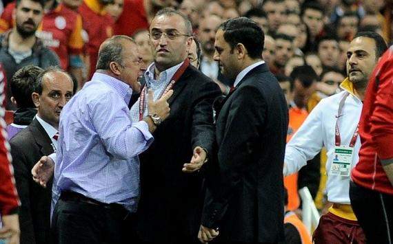 Gala-trainer Terim 9 duels geschorst