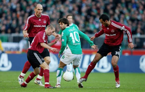 Diego in der Zange von Kluge, Koller und Mnari (firo)