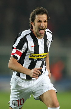 L'ormai "classica" linguaccia di Del Piero a festeggiare un suo goal, questa volta in Juve-Roma (Foto Grazia Neri)