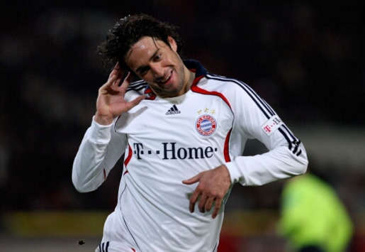 Bundesliga: Luca Toni bejubelt den Treffer zum 1:0 gegen Hannover 96 (firo)
