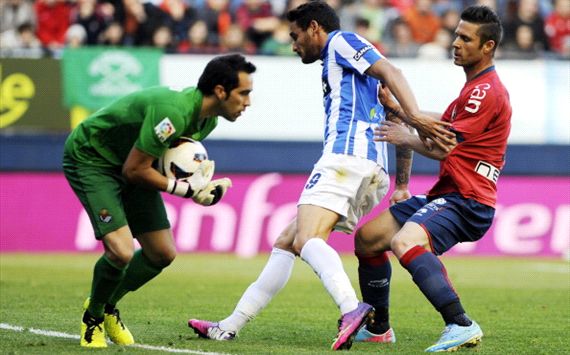 Claudio Bravo le ganó a Medel