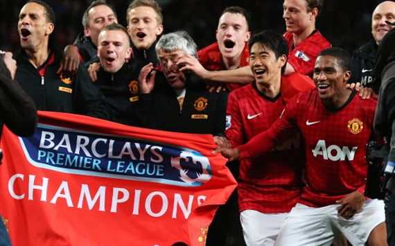 Manchester United celebrate winning the title, Shinji Kagawa, Rio Ferdinand, Antonio Valencia