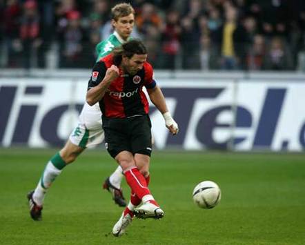 Eintrachts Amanatidis schoss Werder ab (firo)