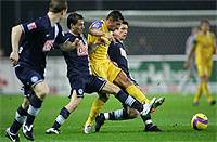 Bundesliga: Hertha BSC Berlin - MSV Duisburg, Skacel und Niculescu im Zweikampf