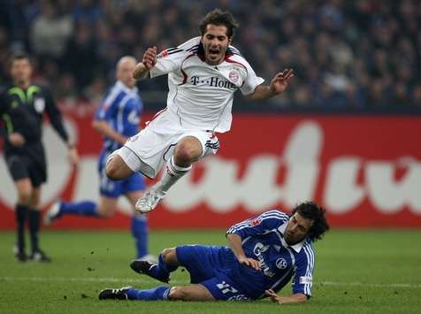 Zurück an alter Wirkungsstätte: Münchens Hamit Altintop überspringt Vicente Sanchez (firo)