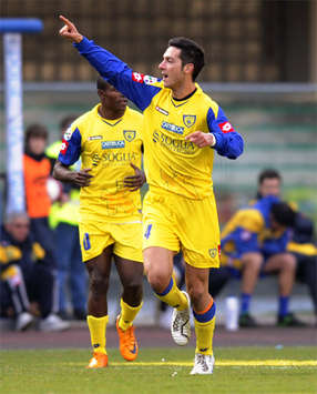 Andrea Mantovani del Chievo esulta dopo la rete del 2-1 rifilata al Lecce (Foto Grazia Neri)