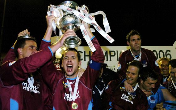Drogheda United captain Declan O'Brien celebrates lifting the 2006 Setanta Cup