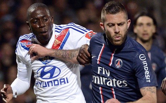 Menez schiet PSG in Lyon naar landstitel