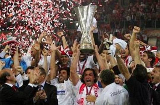 Sevilla holds the cup (AFP)