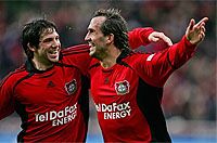 Bundesliga: Bayer Leverkusen - Hannover 96, Theofanis Gekas bejubelt seinen Treffer zum 1:0 mit Gonzalo Castro (firo)