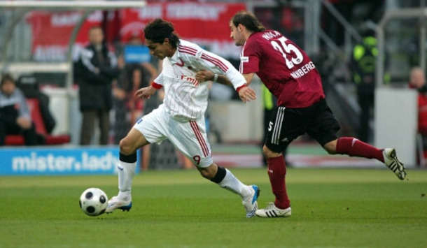 Bundesliga: 1. FC Nürnberg - Hamburger SV,  Javier Pinola und Paolo Guerrero im Zweikampf (firo)