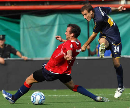 Rodrigo Palacio-Guillermo Rodriguez - Boca Juniors-Independiente (Mexsport)