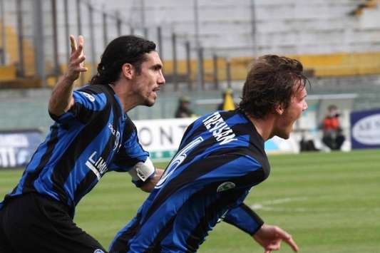 Trevisan (Pisa) esulta dopo il goal contro l'Albinoleffe (Foto Grazia Neri)