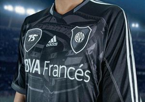 La camiseta, sin banda, tendrá al Monumental de fondo y un escudo que destaca el aniversario.